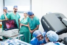 Surgeons look at a screen displaying an AI overlay of patient anatomy during the operation