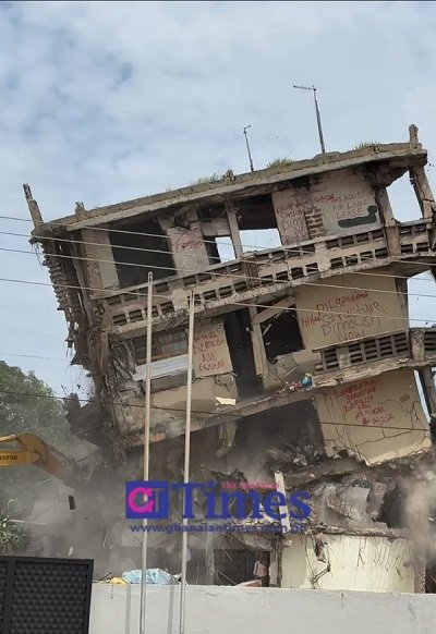 Korle Klottey Municipal Assembly demolishes 70-Year-old dilapidated building at Osu