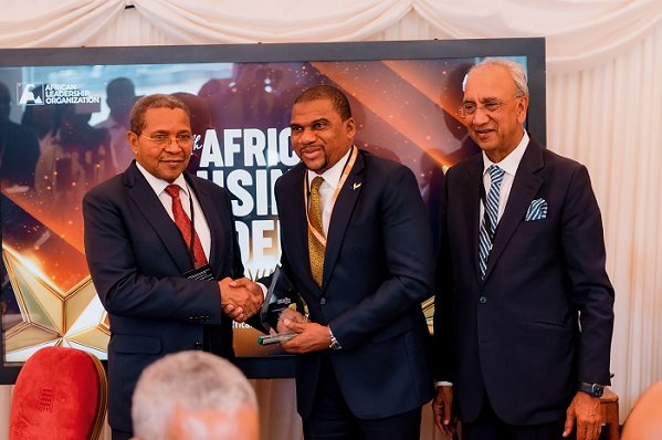Mr Farihan Alhassan (middle) receiving his award at the event