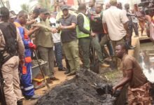 President Mahama pointing out extent of damage caused by the choked gutter at Tse Addo. Photo. Ebo Gorman