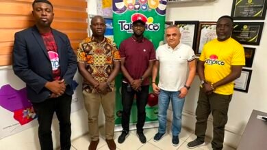 Members of the organising team and officials of Tampico