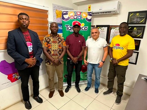 Members of the organising team and officials of Tampico