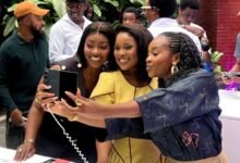 Some participants observing the new Sumsung smartphone