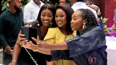 Some participants observing the new Sumsung smartphone