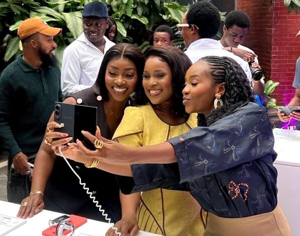 Some participants observing the new Sumsung smartphone