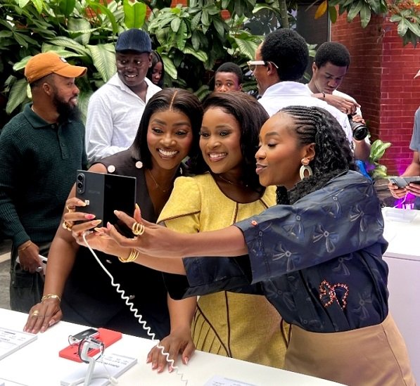Some participants observing the new Sumsung smartphone