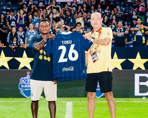 Toku (left) being introduced to Buriam FC fans in the the league