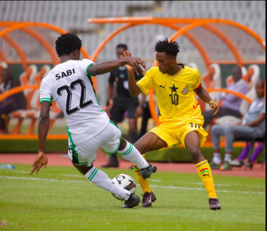Ghana's Kelvin Nkrumah battles for the ball with Sabi