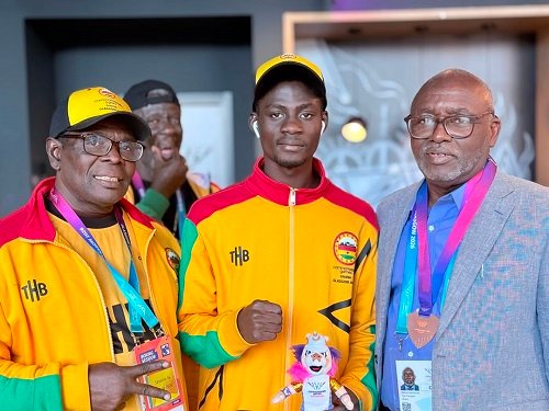 Amadu with President of the GOC and the Commonwealth Games Association of Ghana, Mr Richard Akpokavie right and coach Asare