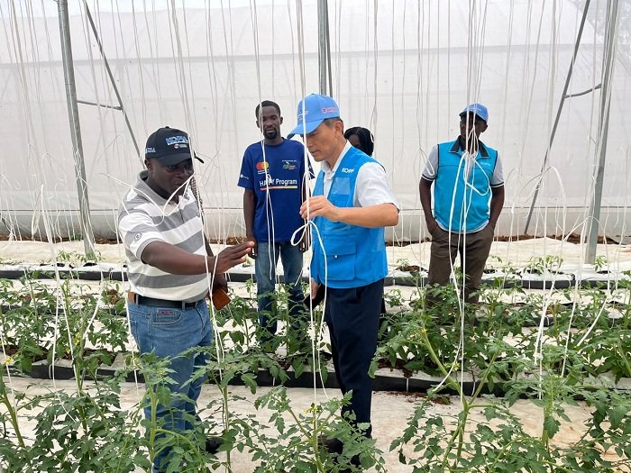 Dr. Young-jin Kim (right) and some researchers during the inspection