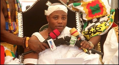 Togbe Nego (inset) addressing Chiefs and Queenmothers at the durbar