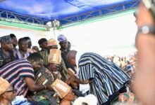 President Mahama exchanging pleasantaries with the new regent , Kampakuya-Na Yakubu. Photo Geoffrey Buta .JPG