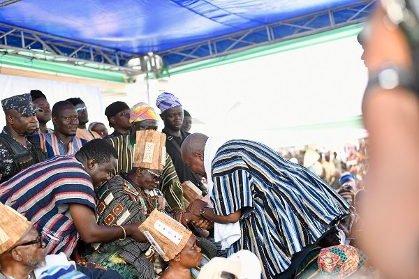 President Mahama exchanging pleasantaries with the new regent , Kampakuya-Na Yakubu. Photo Geoffrey Buta .JPG