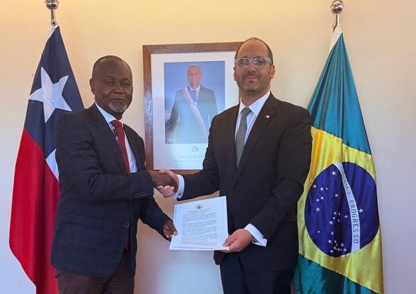 Amb. Namoale (left) exchanging document with Amb. Kort during the visit