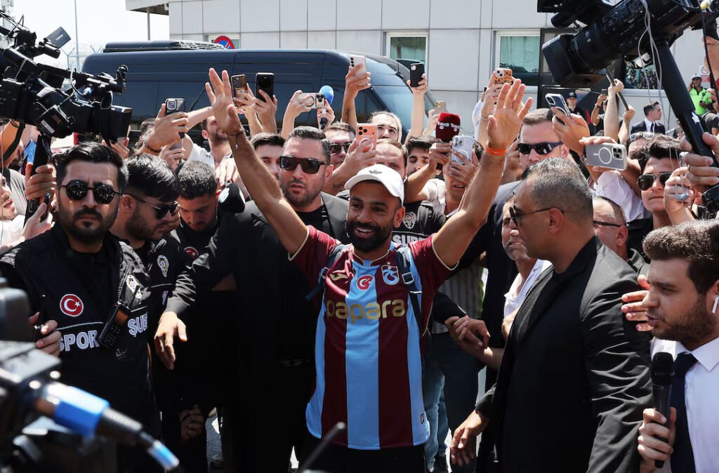 Mohamed Salah waving at Trabzonspor fans on arrivalMohamed Salah waving at Trabzonspor fans on arrival