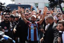 Mohamed Salah waving at Trabzonspor fans on arrivalMohamed Salah waving at Trabzonspor fans on arrival