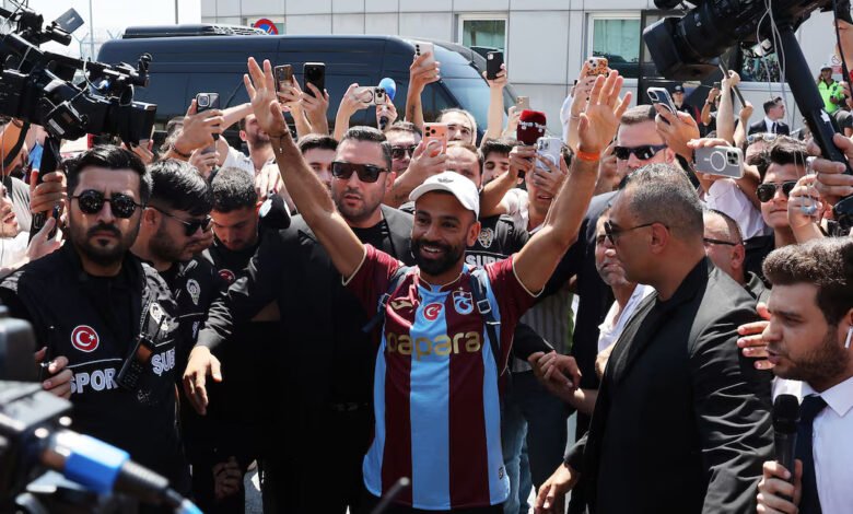 Mohamed Salah waving at Trabzonspor fans on arrivalMohamed Salah waving at Trabzonspor fans on arrival