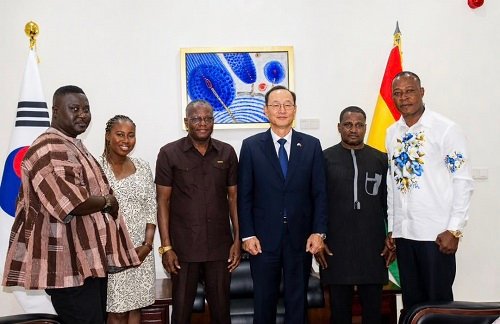 Mr Lartey Otu (third left) and Mr Kyongsig (third right) flanked by members of the GTF Executive