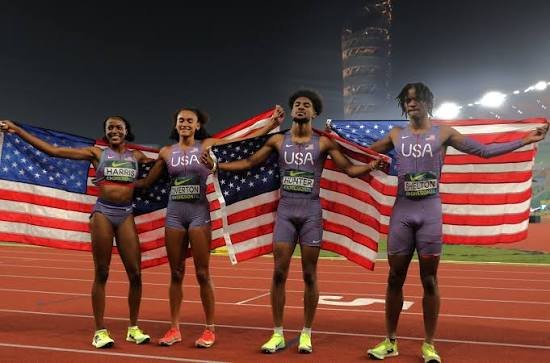 The US U-20 mixed 4x400m team