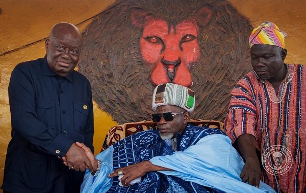 Nana Akufo-Addo (left) shaing hands with the Regent of Dagbon, Kampakuya Naa Yakubu Abukari during the visit