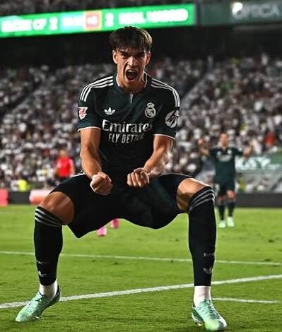 Carlos Espi celebrates scoring their third goal