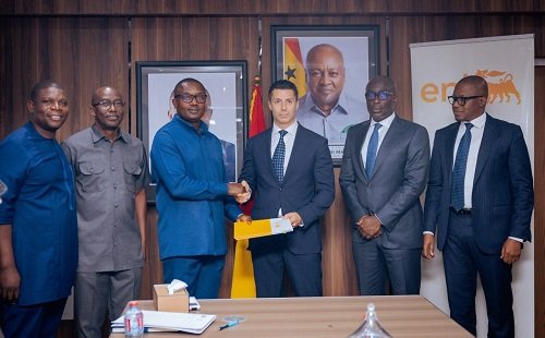 Mr John Jinapor (third from left) exchanging the MoU with officials from Vitol Upstream Tano Ltd