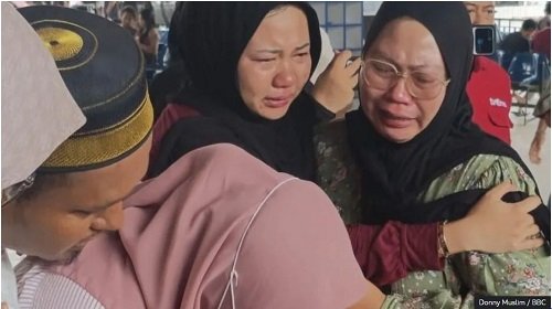 Families of victims gathered at Trisakti Port, Banjarmasin for information about their relations