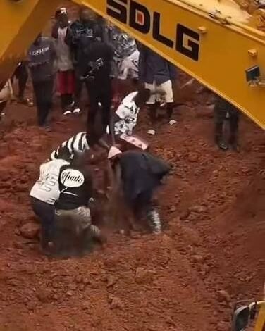 Some miners being removed from the collapsed pit