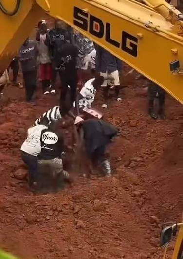 Some miners being removed from the collapsed pit