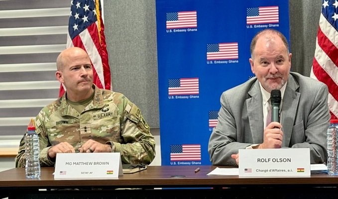 Rolf Oslon (right) with Maj Gen W. Brown