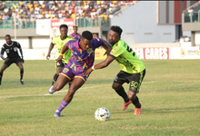 Hearts Mamadou Kader Kourouma (left) tries to outwit Bechem's Yaw Acheampong