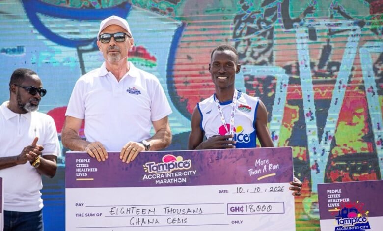 Arthur (right) receiving his prixe