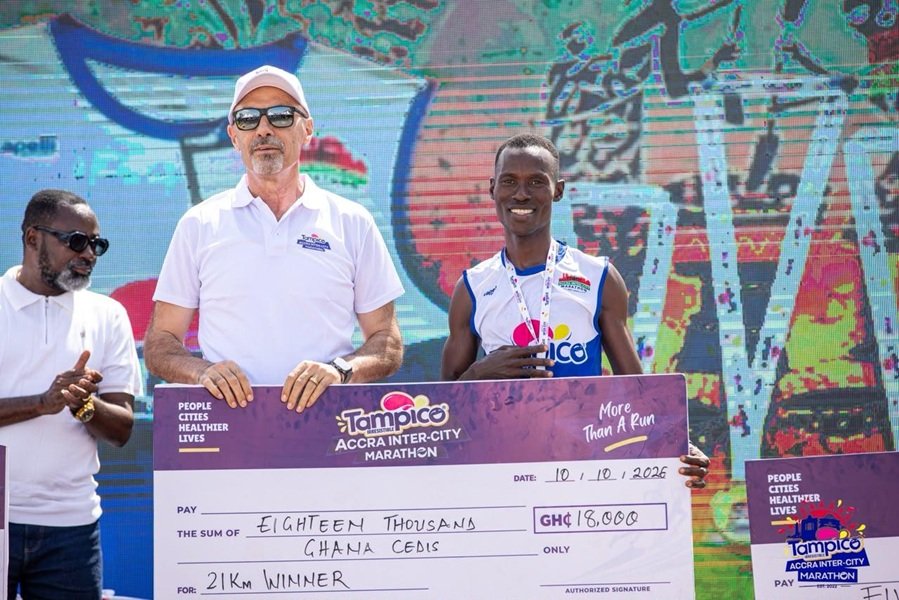 Arthur (right) receiving his prixe
