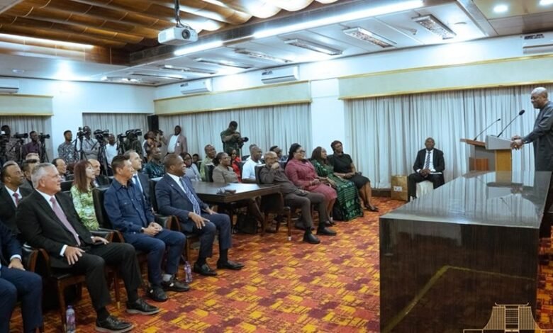 President Mahama addressing the delegation at the meeting.