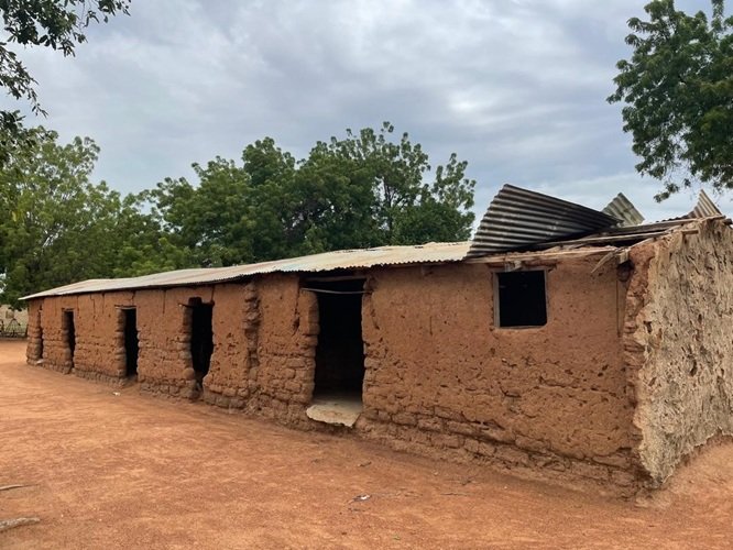 Dilapidated classroom block forces Wuling pupils to study under trees