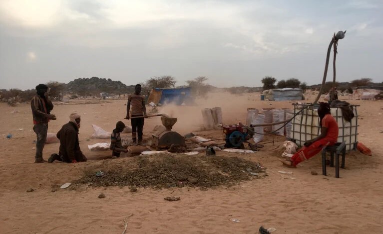 Gold panners break stones in Kidal