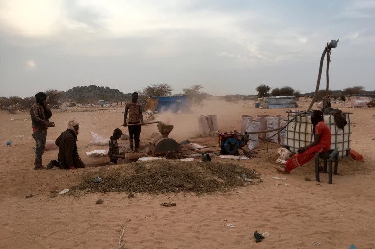 Gold panners break stones in Kidal