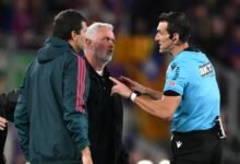 José Mourinho (middle) in a confrontation with referee Juan Martínez Munuera