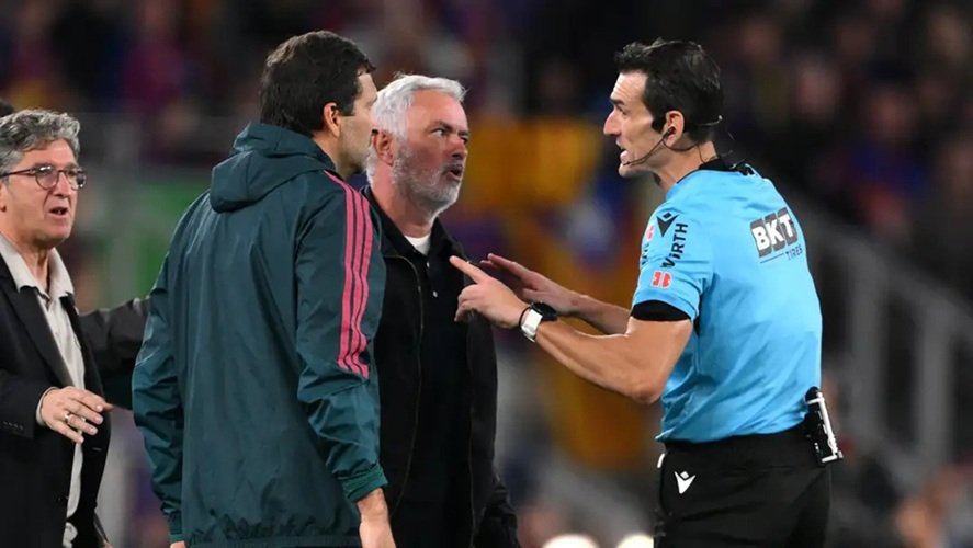 José Mourinho (middle) in a confrontation with referee Juan Martínez Munuera