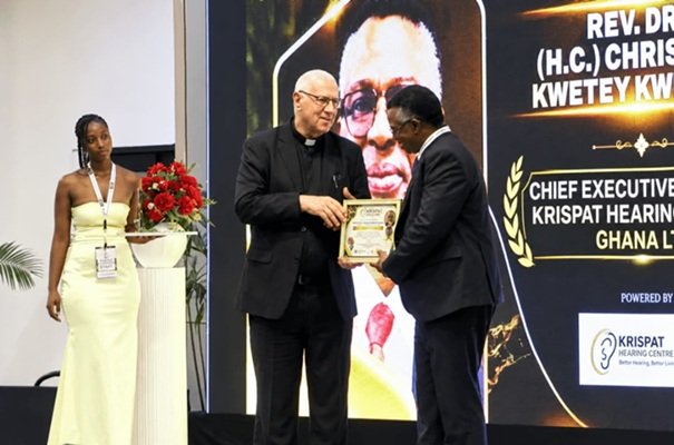 Rev Dr Kweitsu (right) receiving the award