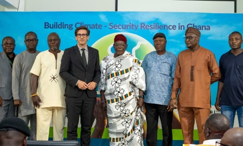 Ambassador Landshoeft (fourth from left) with some participants after the dialogue