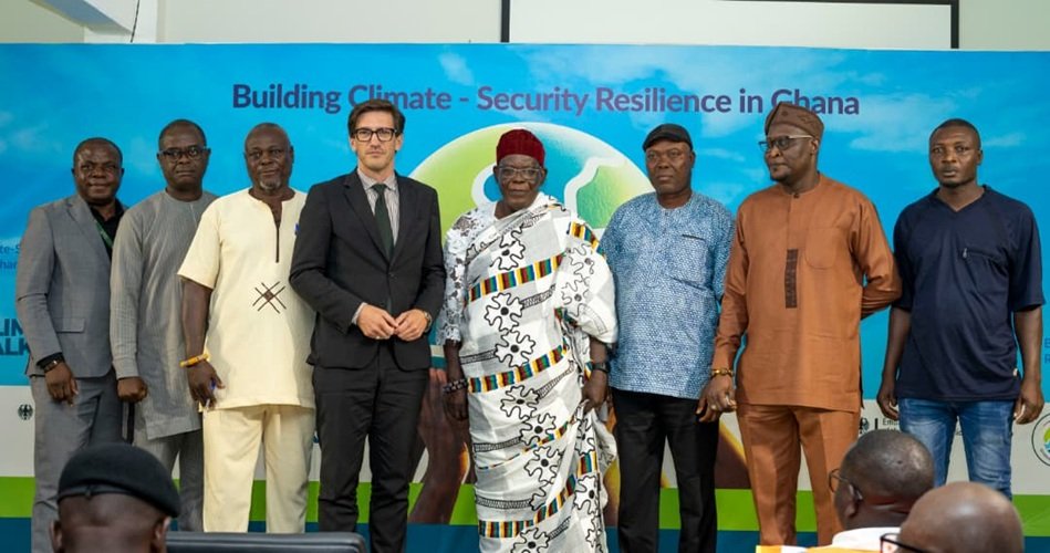 Ambassador Landshoeft (fourth from left) with some participants after the dialogue