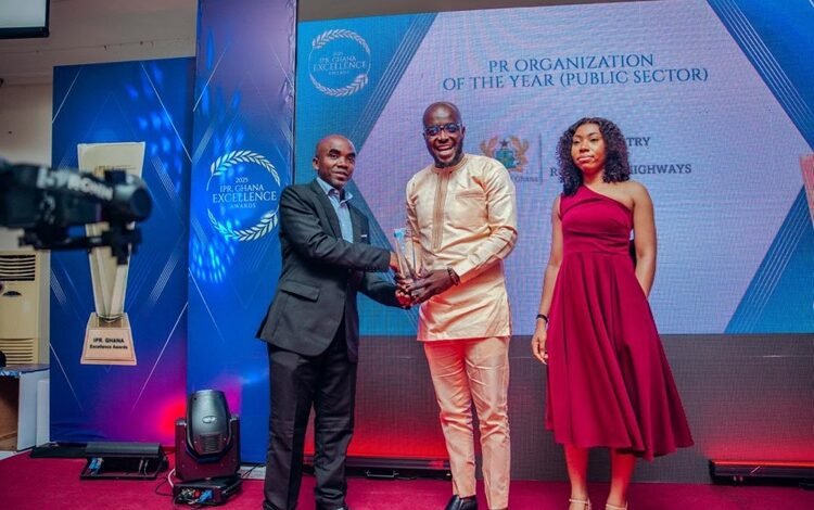 Mr Ahmed Tetteh (middle) receiving the award on behalf of the Ministry
