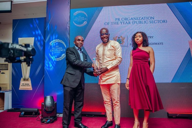 Mr Ahmed Tetteh (middle) receiving the award on behalf of the Ministry