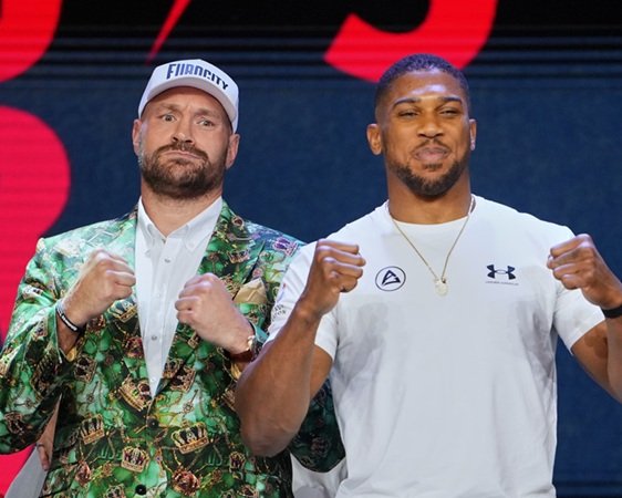 Tyson Fury (left) and Anthony Joshua at a press conference in London