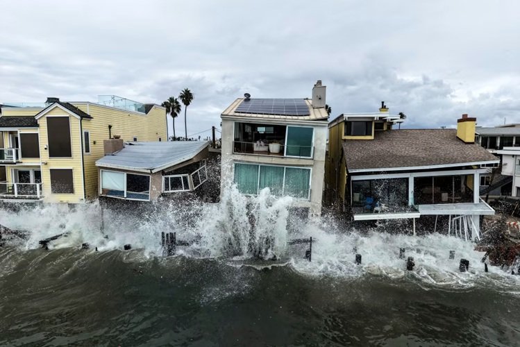 Waves from post-tropical cyclone Rachel crash into beachfront homes in Long Beach, Calif on Monday