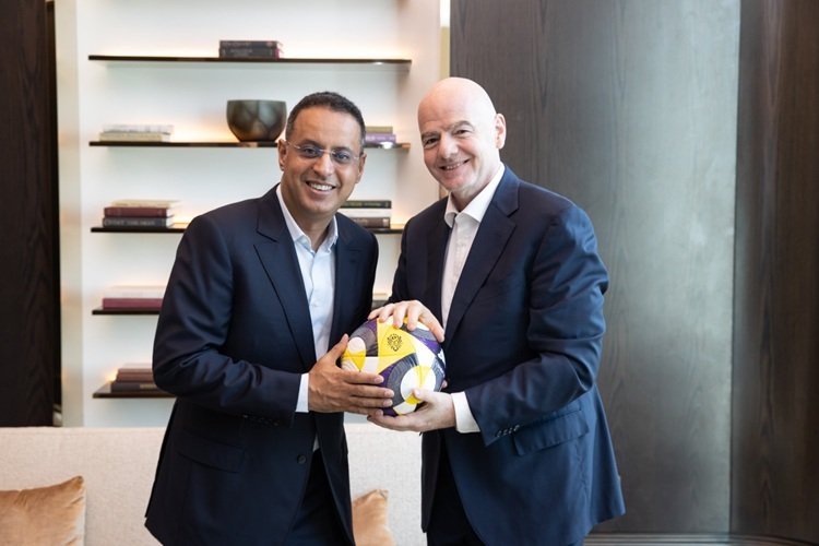 Ahmed Yahya (left) with Gianni Infantino