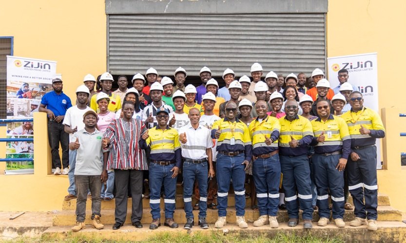 Dignitaries with trainees at the ceremony