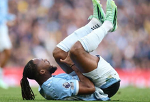 • Antoine Semenyo holding his knee during Saturday's game