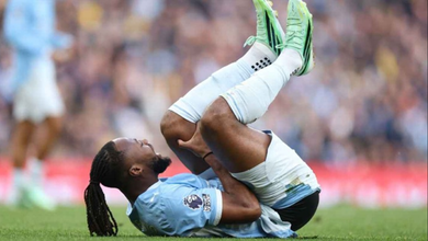 • Antoine Semenyo holding his knee during Saturday's game